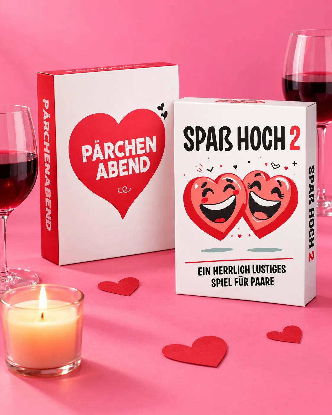 Die Paarspiele Pärchenabend und Spaß Hoch 2 neben Weingläsern und einer Kerze